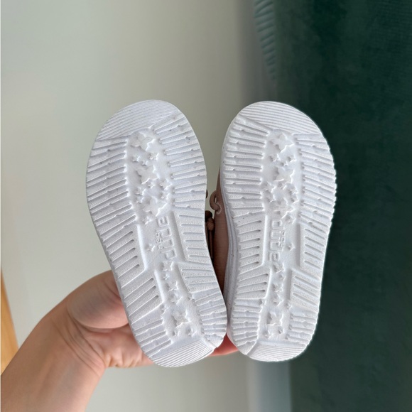 Hey Dude Kids Shoes in Light Pink and White - Picture 3 of 9